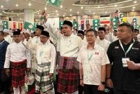 Muhamad Akmal (tengah) yang turut melaungkan kalimah Allahuakhbar pada Muktamar Pemuda Pas. 