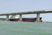 Gambar tular memaparkan sebuah kapal hanyut dan melanggar struktur Jambatan Sungai Johor di Telok Sengat pada Rabu.