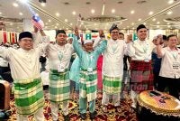 Tuan Ibrahim (tengah) bersama Afnan Hamimi (dua dari kanan) dan Muhammad Akmal (kanan) ketika menghadiri Muktamar Dewan Pemuda Pas Kali Ke-67.