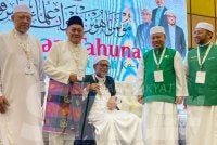 Dusuki (dua dari kiri) bersama Presiden Pas, Tan Sri Abdul Hadi Awang (tengah) semasa hadir pada Muktamar Tahunan Dewan Ulama Pas Pusat Kali Ke-65 di Kota Bharu pada Khamis. - Foto:SINAR HARIAN/HAZELEN LIANA KAMARUDIN