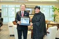 Abd Halim Aman (kiri) menyerahkan cenderamata Korporat kepada Azalina (kanan) semasa kunjungan hormat di Pejabat Menteri, Bangunan Hal Ehwal Undang-Undang (BHEUU), Jabatan Perdana Menteri, pada Rabu.