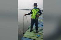 Pegawai JAS mengambil sampel air di salah satu kawasan ditemui bangkai ikan yang didakwa berlaku pencemaran di Sungai Sitiawan pada 30 Ogos lalu.