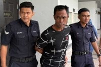 Tertuduh (tengah) mengaku bersalah di Mahkamah Majistret Ayer Keroh terhadap pertuduhan menceroboh bilik bilal sebuah masjid, bulan lalu.