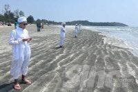 Tujuh pelajar tahfiz melaungkan azan sebagai ikhtiar membantu mencari tiga mangsa yang masih hilang di Pantai Tanjung Lompat, Bandar Penawar.