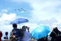 Orang ramai tidak melepaskan peluang melihat Persembahan udara dari pasukan Russian Khight Pameran Antarabangsa Maritim dan Aeroangkasa Langkawi 2025 (LIMA'25). Foto Bernama