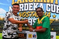 Zuraidi (kanan) bersama Nelson yang turut menyertai perlawanan bola sepak Langkawi Merdeka Cup Nostalgia 1993 di Stadium Langkawi pada Sabtu lalu.