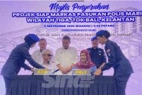 Saifuddin Nasution (tengah) menyaksikan Majlis Penyerahan Projek PPM Wilayah Tiga, Tok Bali di Pasir Puteh pada Khamis.Foto:SINAR HARIAN/HAZELEN LIANA KAMARUDIN