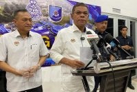 Saifuddin Nasution (dua dari kiri) semasa sidang akhbar selepas merasmikan Majlis Penyerahan Projek Siap Markas PPM Wilayah Tiga, Tok Bali di Pasir Puteh pada Khamis. Foto: HAZELEN LIANA KAMARUDIN
