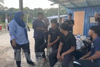 Muhammad Naqib (dua dari kiri) berjumpa dengan rakan-rakan mangsa pada Khamis.