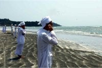  Pelajar-Pelajar Thafiz Madrasatul Quran Ar-Redha, Taman Desaru Utama melaungkan azan dan solat hajat sebagai ikhtiar membantu dalam operasi mencari dan menyelamat (SAR) tiga lagi mangsa yang masih hilang dengan operasi yang dipeluaskan sehingga dua batu nautika dari barat laut Pantai Tanjung Lompat.