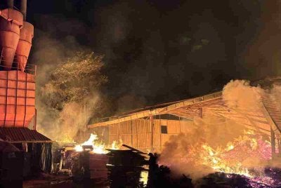 Sebuah kilang memproses kayu di Jalan Besar Kapar terbakar dalam kejadian awal pagi Khamis.