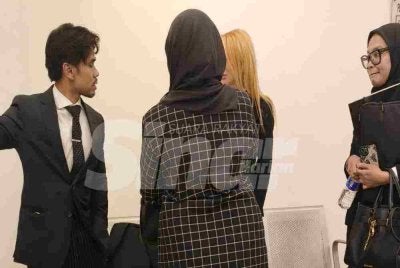 Peguam yang mewakili individu berkenaan hadir bersama isteri bekas COO TH (dua dari kiri) di Mahkamah Sesyen Shah Alam pada Khamis.
