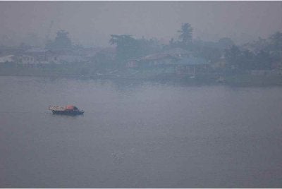 Pemandangan berjerebu dirakam di Tebingan Sungai Kuching, Sarawak - Foto: Bernama