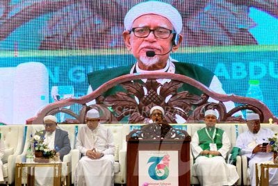 Abdul Hadi semasa menyampaikan ucapan perasmian Muktamar Tahunan Dewan Ulama Pas Pusat Kali Ke-65 di Kota Bharu pada Khamis. - Foto:SINAR HARIAN/HAZELEN LIANA KAMARUDIN