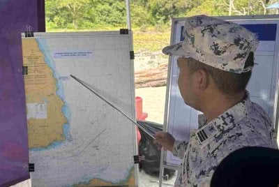 Operasi SAR tiga remaja yang masih hilang dipercayai lemas di Pantai Tanjung Lompat, Bandar Penawar diperluaskan sehingga dua batu nautika pada Khamis.