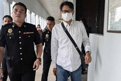 Bekas Timbalan Pengurus Besar TH Properties Sdn Bhd yang juga bekas Timbalan Pengurus Besar THP Bina Sdn Bhd Tengku Kamarolhisham Tengku Kamaruddin, 55, mengaku tidak bersalah atas tiga pertuduhan bersubahat dengan Nasahruddin Ahmad, 56, membabitkan projek cadangan pembangunan kompleks pejabat di Putrajaya. Foto Bernama