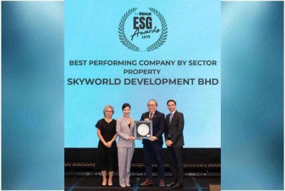 Ketua Pegawai Eksekutif SkyWorld Development Berhad, Lee Chee Seng (dua dari kanan), menerima The Edge ESG Award 2026 daripada Ketua Pegawai Eksekutif United Overseas Bank (Malaysia) Berhad, Datuk Ng Wei Wei (dua dari kiri), dengan disaksikan Ketua Pengarang The Edge Malaysia, Kathy Fong (paling kiri) dan Pengerusi Bursa Malaysia, Datuk Fad’l Mohamed (paling kanan)