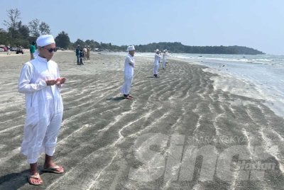 Tujuh pelajar tahfiz melaungkan azan sebagai ikhtiar membantu mencari tiga mangsa yang masih hilang di Pantai Tanjung Lompat, Bandar Penawar.