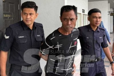 Tertuduh (tengah) mengaku bersalah di Mahkamah Majistret Ayer Keroh terhadap pertuduhan menceroboh bilik bilal sebuah masjid, bulan lalu.