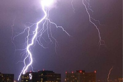 MetMalaysia ramalkan ribut petir, hujan lebat landa beberapa negeri malam ini. Gambar hiasan 