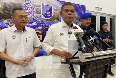 Saifuddin Nasution (dua dari kiri) semasa sidang akhbar selepas merasmikan Majlis Penyerahan Projek Siap Markas PPM Wilayah Tiga, Tok Bali di Pasir Puteh pada Khamis. Foto: HAZELEN LIANA KAMARUDIN