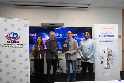 (Dari kiri) Pengarah Pembangunan Perniagaan Alibaba Cloud Intelligence, Millie Yong Boon Hwei; Timbalan Pengurus Besar Wilayah Asia Tenggara merangkap Pengurus Besar Malaysia, Alibaba Cloud Intelligence, Choong Hon Keat; Presiden MATTA, Nigel Wong dan Timbalan Presiden MATTA, Mohd Hizzat