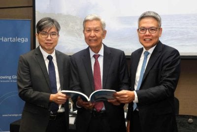Mun Leong (kanan) pada taklimat keputusan kewangan Hartalega di Pusat Konvensyen KLGCC.