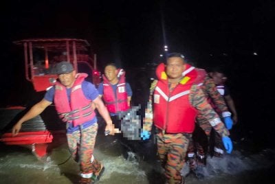 Mangsa ditemukan kira-kira jam 7.20 malam, Khamis dianggarkan sejauh dua batu nautika dari daratan. Foto: JBPM Melaka 