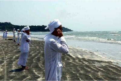  Pelajar-Pelajar Thafiz Madrasatul Quran Ar-Redha, Taman Desaru Utama melaungkan azan dan solat hajat sebagai ikhtiar membantu dalam operasi mencari dan menyelamat (SAR) tiga lagi mangsa yang masih hilang dengan operasi yang dipeluaskan sehingga dua batu nautika dari barat laut Pantai Tanjung Lompat.