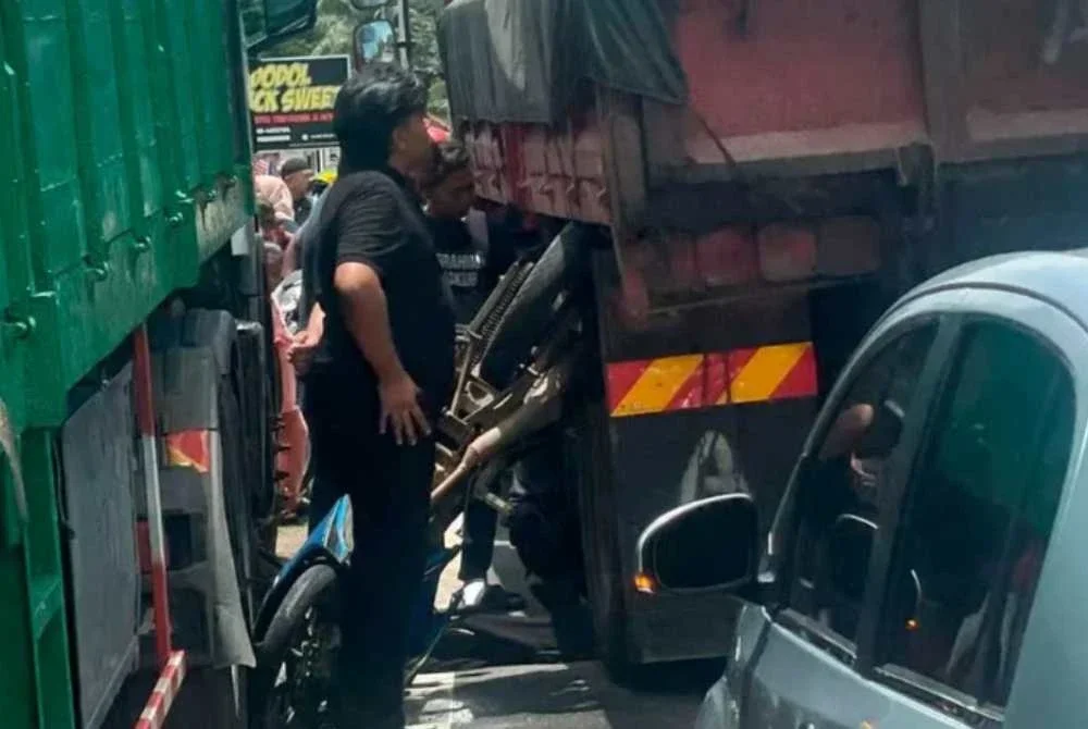 Seorang kanak-kanak lelaki 12 tahun maut selepas motosikal dinaiki dihimpit di tengah-tengah dua lori di hadapan Masjid Batu 3, Jalan Jeniang, Gurun, pada Khamis.