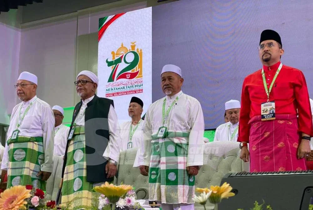 Asyraf Wajdi (kanan) mewakili Ahmad Zahid hadir ke Muktamar Tahunan Pas Kali Ke-72 di Pusat Tarbiah Islamiah Kelantan, Pengkalan Chepa di Kota Bharu pada Jumaat. Foto SINAR HARIAN/HAZELEN LIANA KAMARUDIN