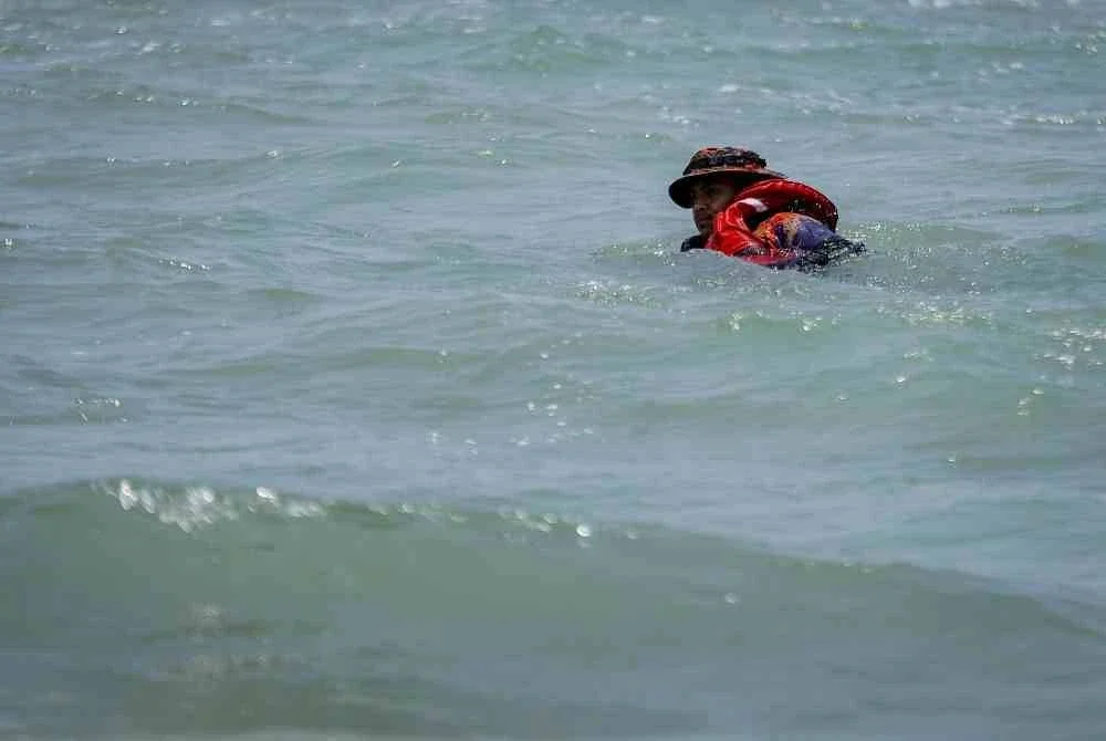 Operasi pencarian permukaan air itu dijalankan di perairan pantai berkenaan. Foto Bernama