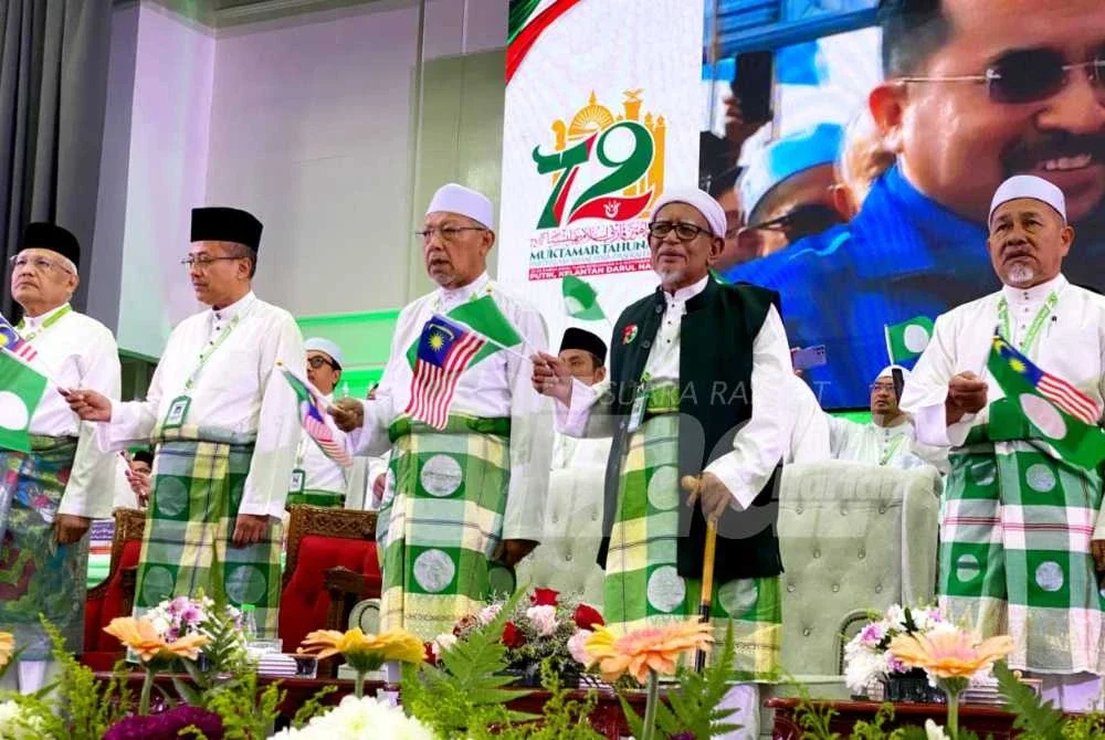 Abdul Hadi (dua dari kanan) pada Muktamar Tahunan Pas Kali Ke-72 di PUTIK, Pengkalan Chepa di Kota Bharu pada Jumaat. Foto SINAR HARIAN/HAZELEN LIANA KAMARUDIN