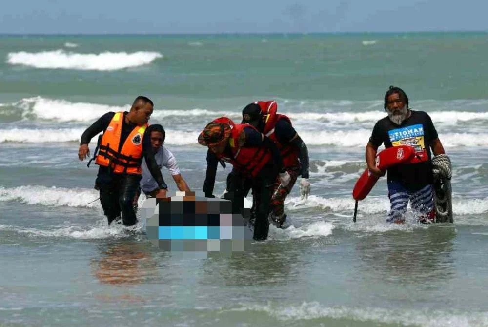 Jasad Mohammad Thaqif Rayyan Rumainoor, mangsa kedua yang dikhuatiri lemas, ditemukan pada 1.53 petang dalam operasi mencari dan menyelamat tiga lagi remaja, dengan kawasan pencarian diperluas sehingga dua batu nautika ke barat laut Pantai Tanjung Lompat. Foto Bernama
