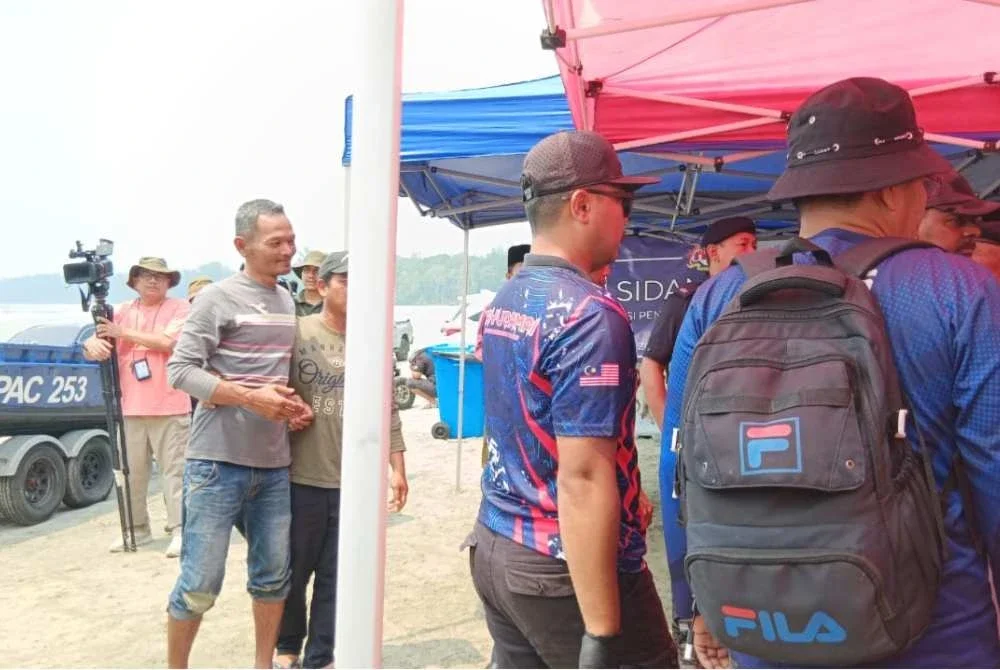 Bapa mangsa tiba di pusat kawalan untuk proses pengecaman.
