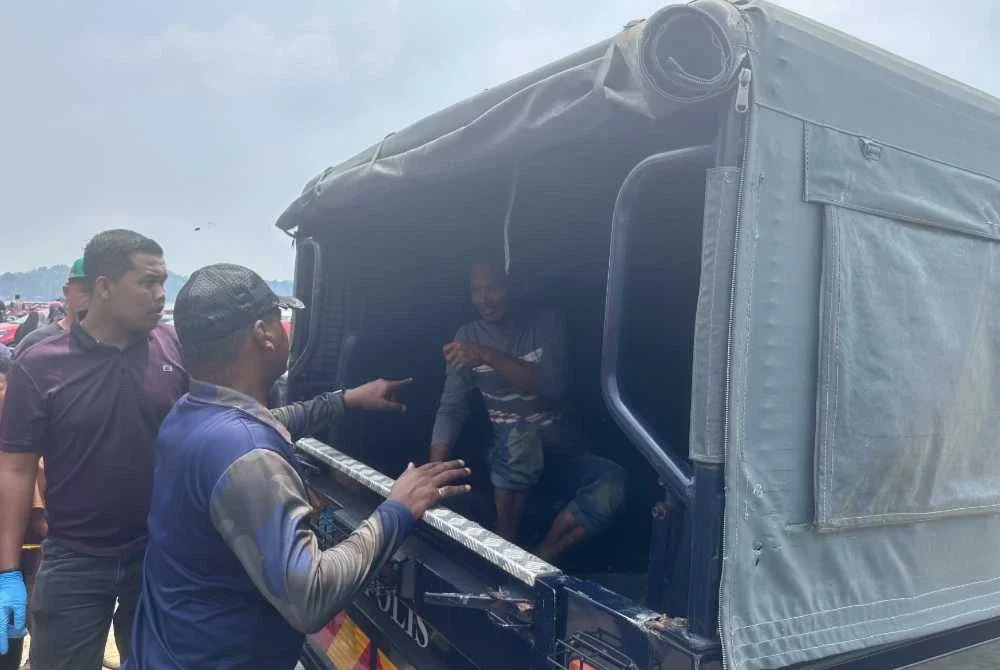 Mayat mangsa dibawa ke unit forensik Hospital Kota Tinggi untuk bedah siasat.