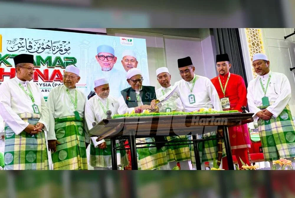Abdul Hadi (empat dari kiri) memotong pulut semangat sempena Muktamar Tahunan Pas Kali Ke-72 di Pusat Tarbiah Islamiah Kelantan (PUTIK), Pengkalan Chepa di Kota Bharu pada Jumaat. Foto: HAZELEN LIANA KAMARUDIN
