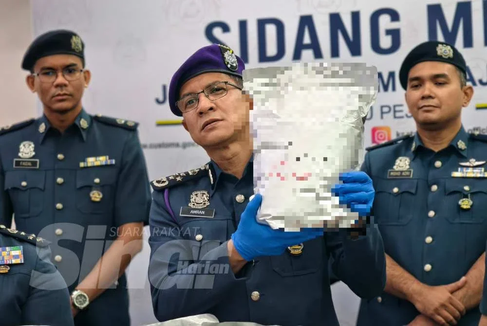 Amran menunjukkan antara dadah yang dirampas dalam empat serbuan berasingan di Selangor.