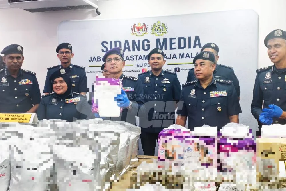 Amran menunjukkan dadah yang dirampas dalam empat serbuan berasingan di Selangor.