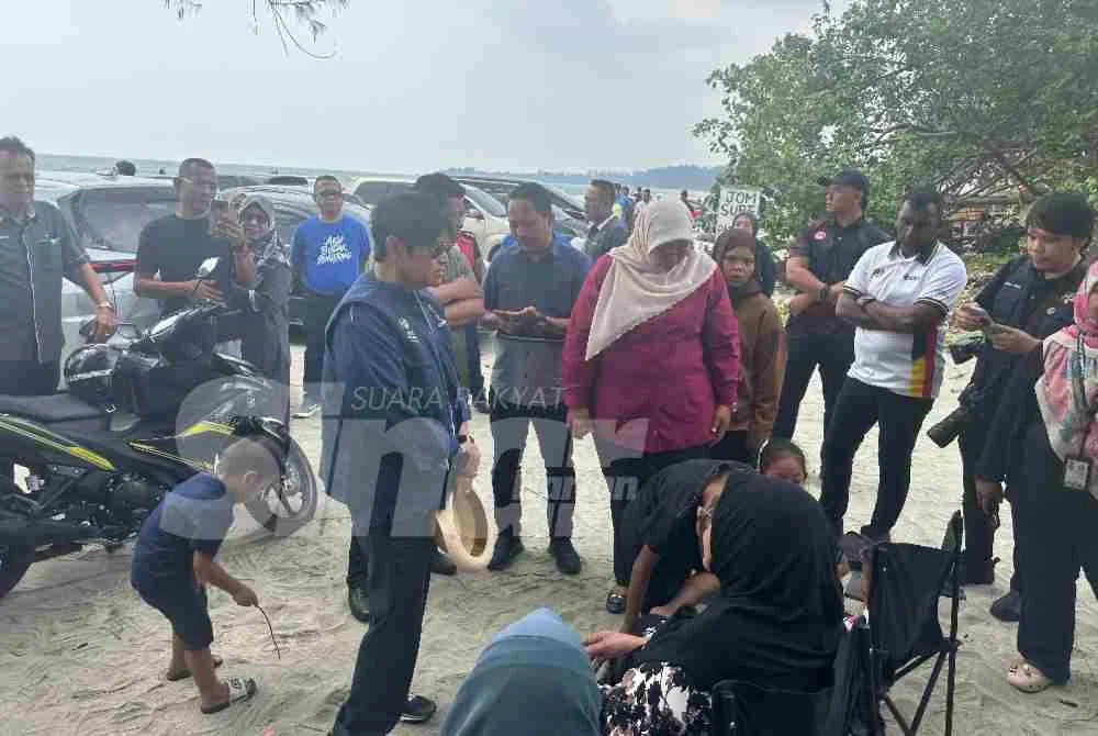 Azalina menyantuni keluarga mangsa lemas di Pantai Tanjung Lompat.
