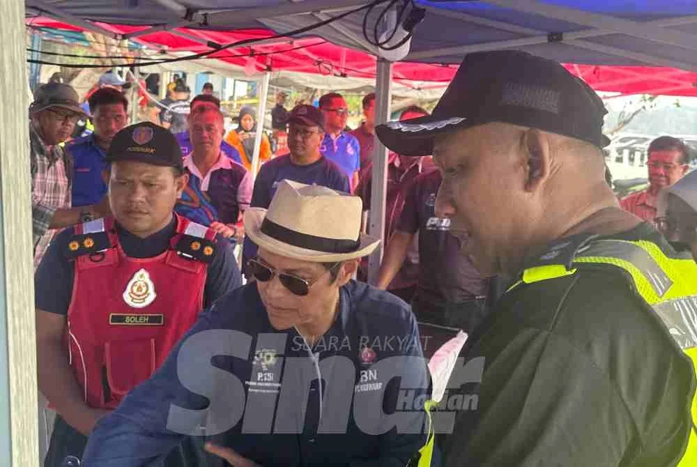 Azalina diberi taklimat ringkas mengenai operasi mencari dan menyelamat mangsa lemas.