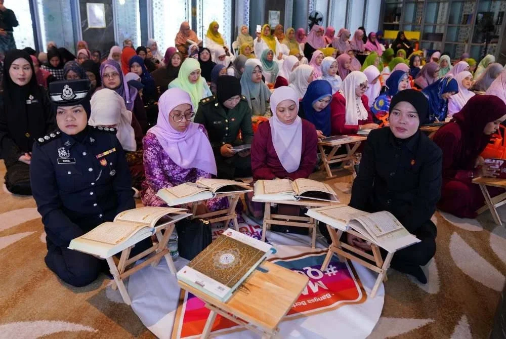 SEBAHAGIAN daripada hadirin pada Malaysia #QuranHour di Masjid Al-Sultan Abdullah, Presint Merdeka 118 baru-baru ini.