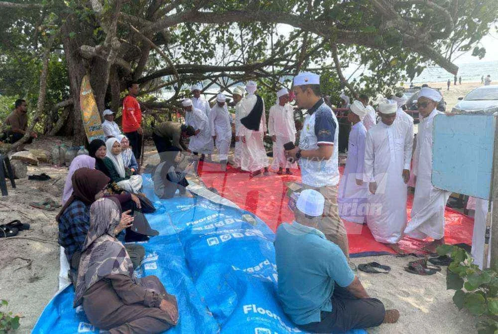 Pelajar tahfiz membacakan Yasin bersama ahli keluarga mangsa lemas.