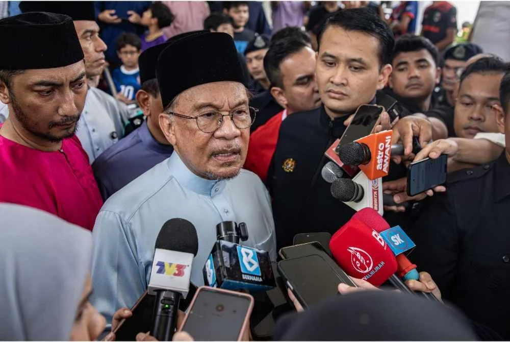 Perdana Menteri, Datuk Seri Anwar Ibrahim menjawab pertanyaan pemberita selepas menunaikan solat Jumaat di Masjid Bukit Indah hari ini. Foto Bernama