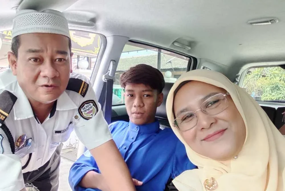 Gambar kenangan arwah Muhammad Arif Daniel di samping ibu bapanya.
