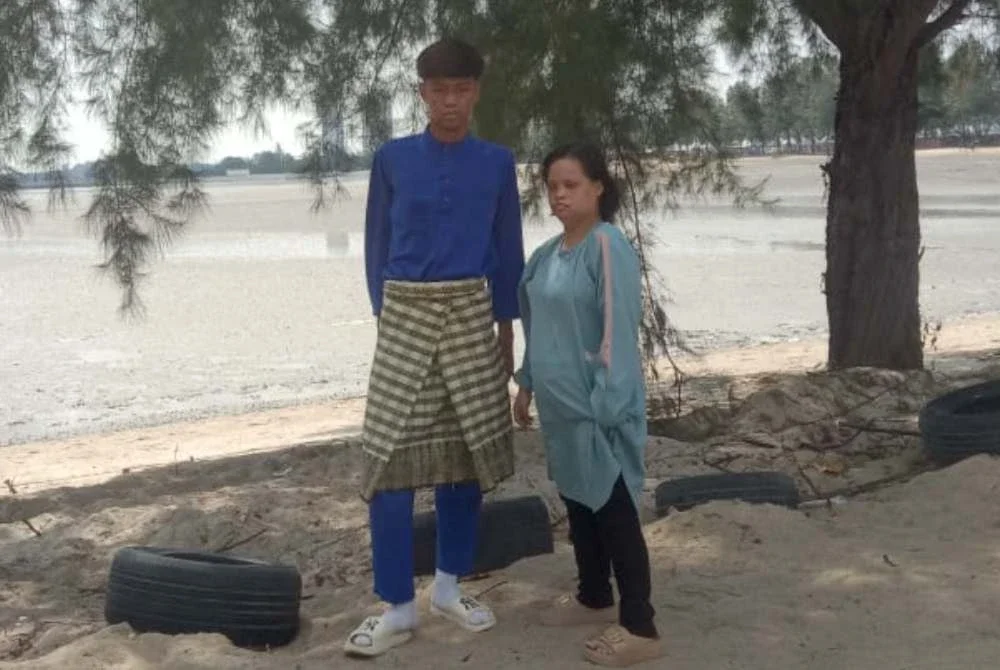 Gambar kenangan arwah Muhammad Arif Daniel bersama kakaknya.