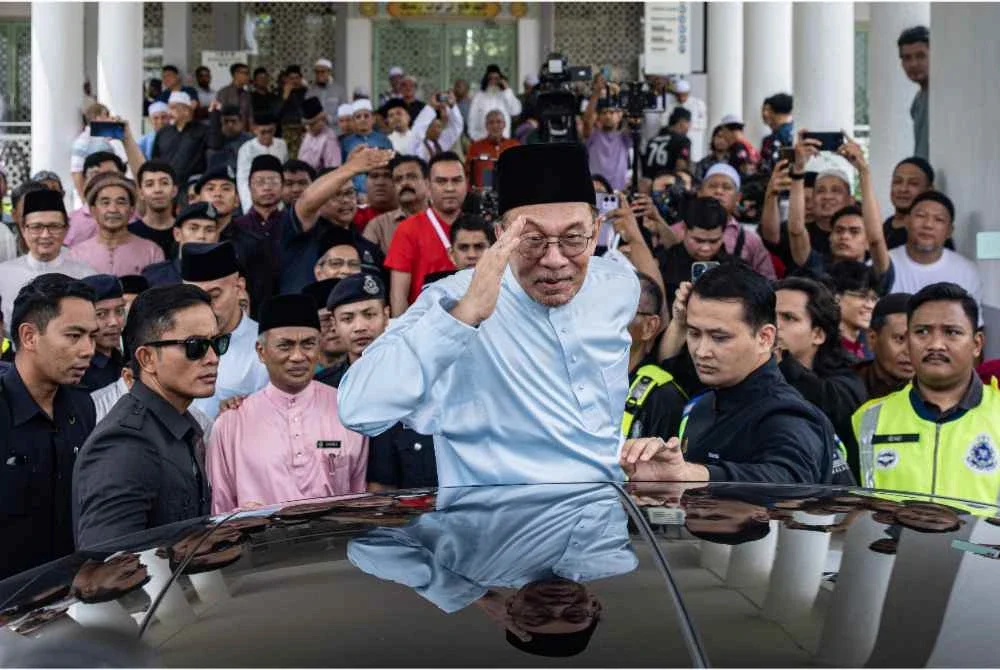 Perdana Menteri, Datuk Seri Anwar Ibrahim beramah mesra bersama jemaah selepas menunaikan solat Jumaat di Masjid Bukit Indah hari ini. Foto Bernama
