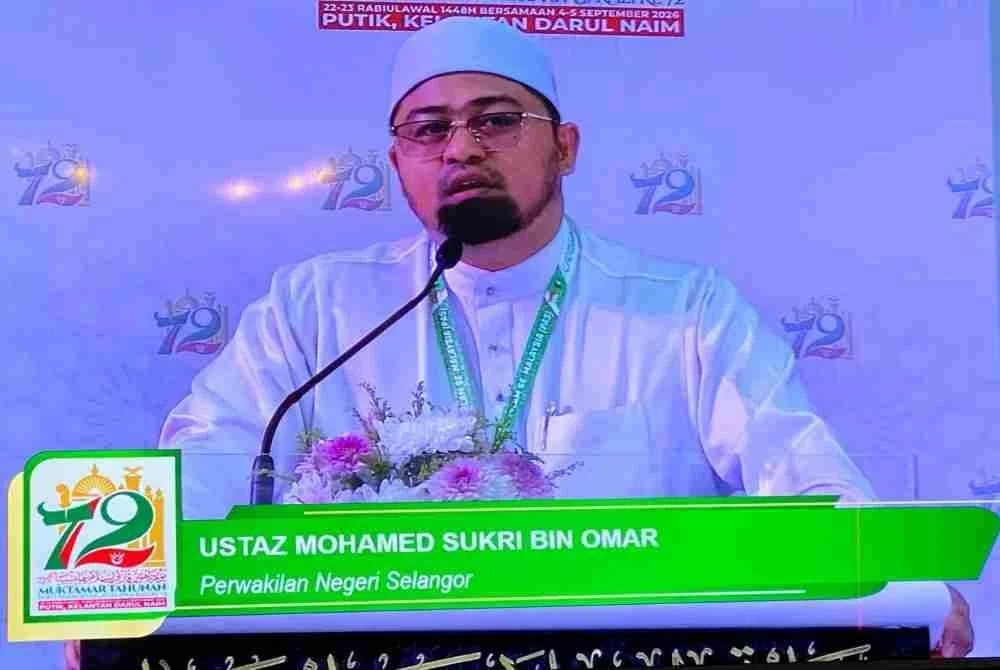 Mohamed Sukri semasa menyampaikan usul dan perbahasan ucapan dasar Presiden pada Muktamar Tahunan Pas Kali Ke-72 di Pusat Tarbiah Islamiah Kelantan (PUTIK), Pengkalan Chepa, pada Jumaat.
