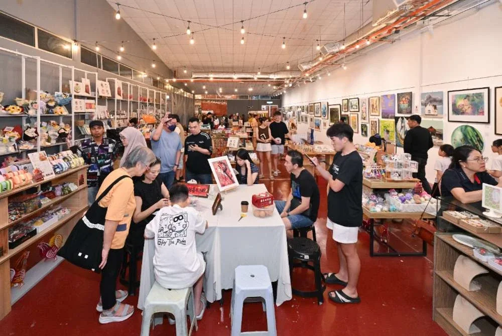Port Seni terletak di Pavilion 5, Blok C, GM Klang, Bandar Botanik, Klang dan dibuka kepada pengunjung untuk meneroka seni, budaya dan produk kreatif tempatan dalam satu ruang.