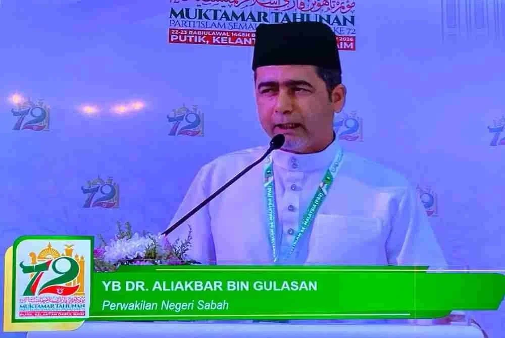Aliakbar semasa menyampaikan usul dan perbahasan ucapan dasar Presiden pada Muktamar Tahunan Pas Kali Ke-72 di Pusat Tarbiah Islamiah Kelantan (PUTIK), Pengkalan Chepa, pada Jumaat.